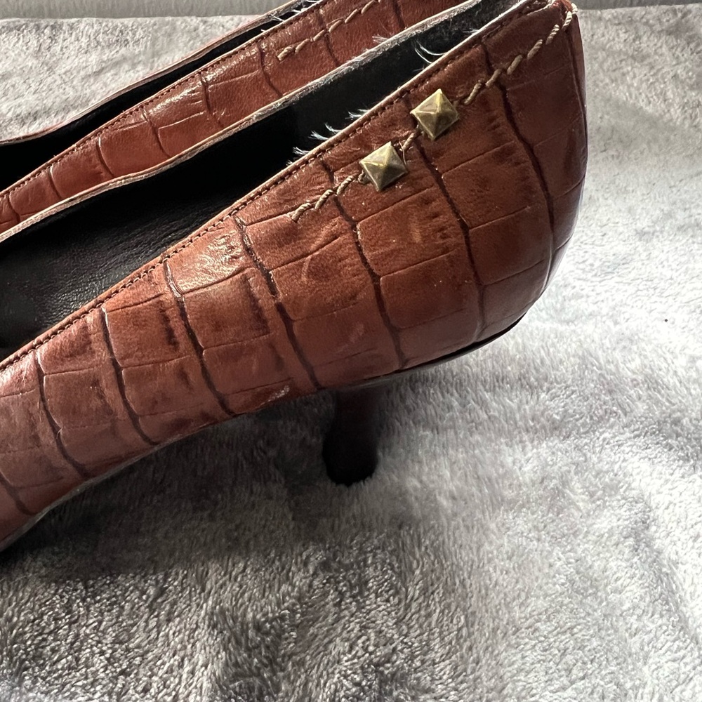 Stuart Weitzman Brown Croc-Patterned Heels - Picture 6 of 10